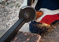 Artisan au travail dans son atelier en Nouvelle-Aquitaine