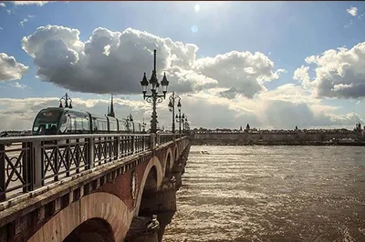 Le pont de pierre avec le guide de la Gironde